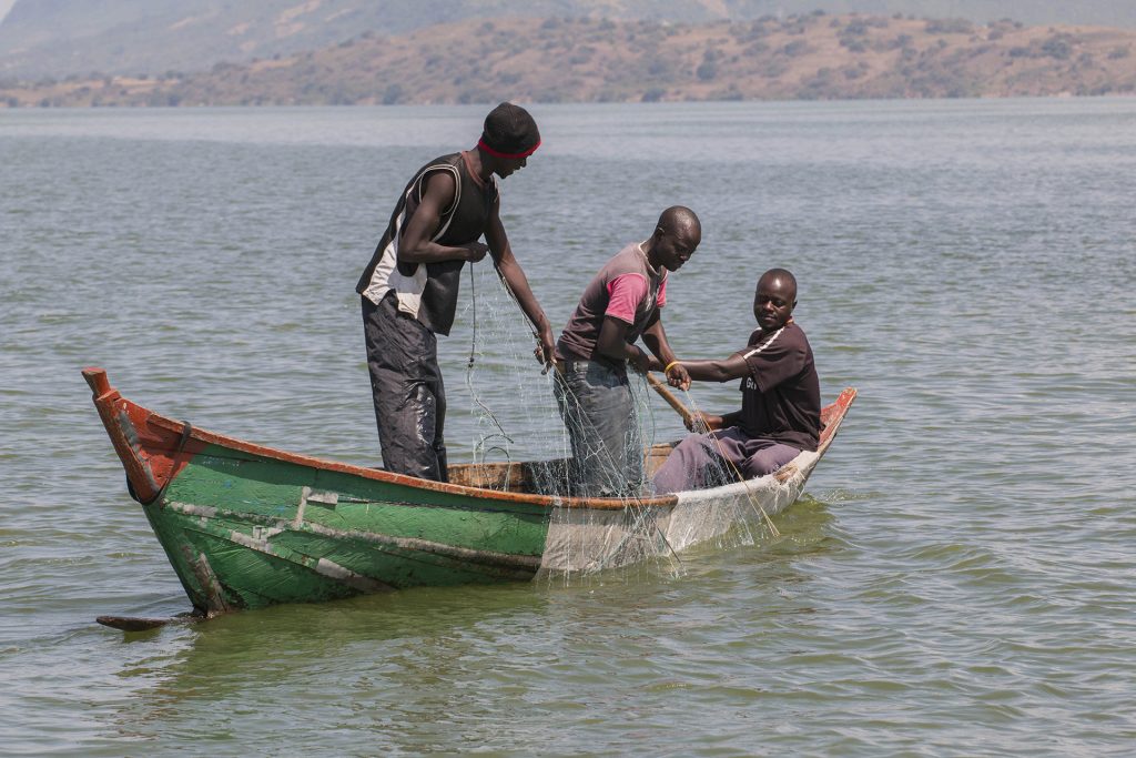 luo people kenya: fisherman at lake victoria